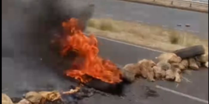 Kenyatta University Students Block Section of Thika Road Demanding Electricity